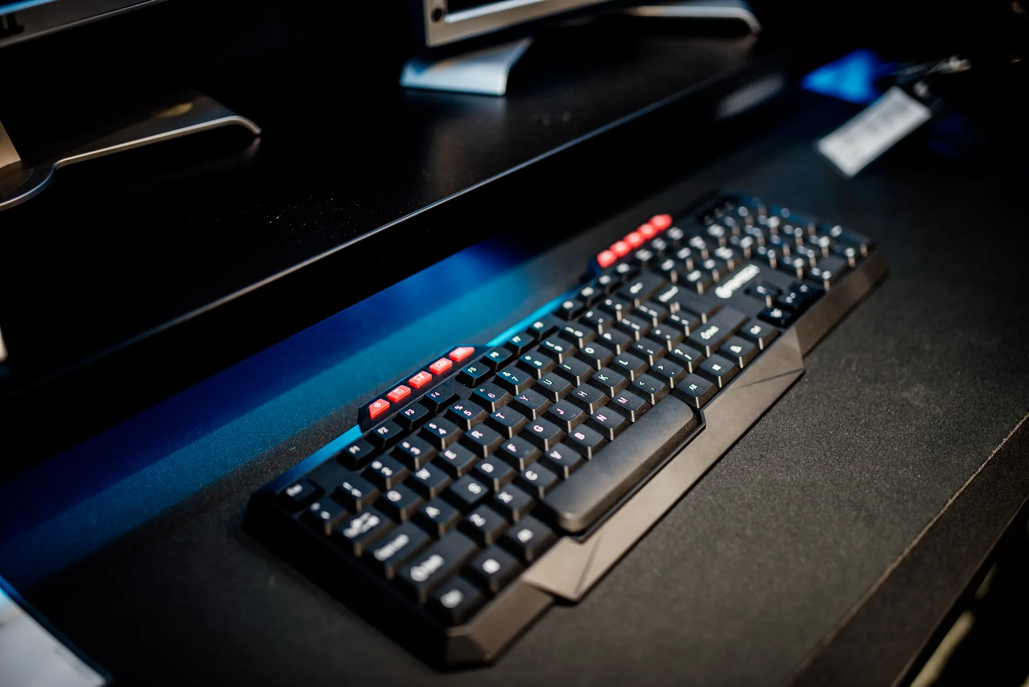 Eine Computertastatur auf einem schwarzen Schreibtisch in einem modernen Arbeitsraum